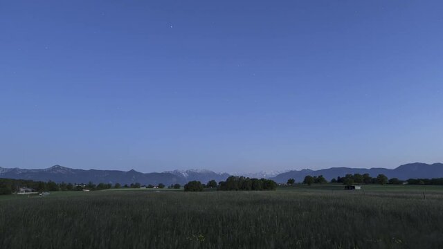 Zeitraffer Bayerische Voralpen mit Zugspitzregion im Mittelpunkt von Sonnenuntergang bis Sonnenaufgang