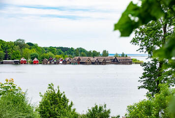 Fototapeta premium Häuser im Wasser an der Müritz Röbel
