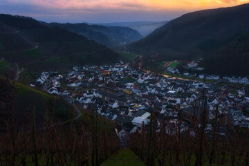 Sonnenaufgang an einem Dorf mit Weinbergen