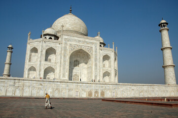 Vista en perspectiva del edifico de Taj Mahal en la ciudad de Agra, India