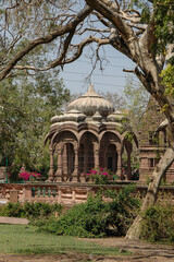 Fototapeta na wymiar Cenotafio en la zona de Mandore en la ciudad de Jodhpur en Rajastán, India 