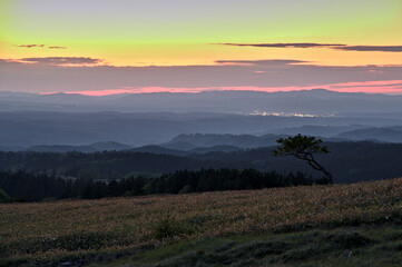 丘から見る夕暮れの空と遠くの街灯り。