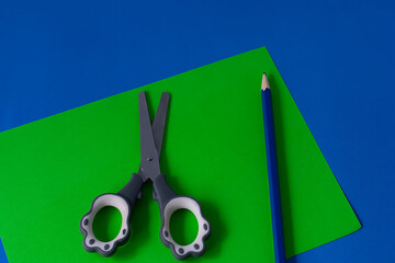 Step 1. Step-by-step instructions on how to make a funny hand-shaped monster out of colored paper. DIY concept. Children's art project. Halloween decoration