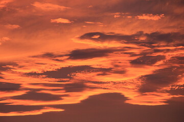 朝焼けした空と雲