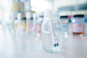 Laboratorio e siringhe