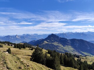 Fototapeta na wymiar Vista panoramica dal sentiero sul monte Rigi, Svizzera