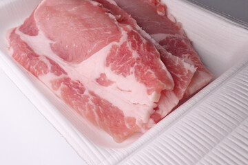 紙包装の上の日本のしょうが焼き用薄切り豚肉ロース