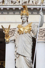 Obraz premium statue of athena in front the austrian parliament in vienna (austria)