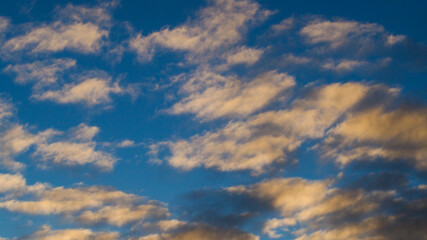 Obraz premium Passages nuageux sporadiques. Le temps est clément et stable