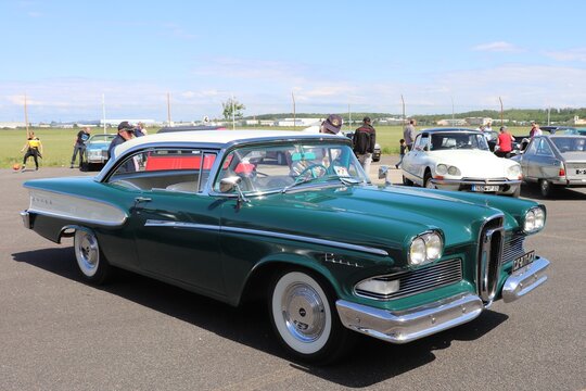 Edsel Pacer, voiture americaine decapotable verte, ville de Corbas, France