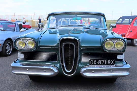 Edsel Pacer, voiture americaine decapotable verte, ville de Corbas, France