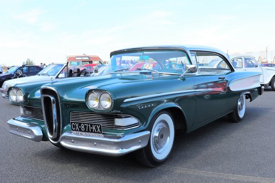 Edsel Pacer, voiture americaine decapotable verte, ville de Corbas, France
