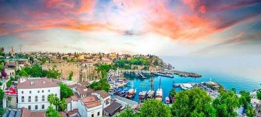 Obraz premium Beautiful view of the Antalya Kaleiçi Old town (Kaleici) in Antalya, Turkey