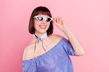 Photo portrait of woman in stylish clothes wearing sunglass off-shoulders blouse isolated pastel...