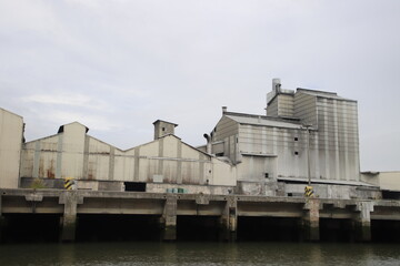 Fototapeta na wymiar Industrial environment in the estuary of Bilbao