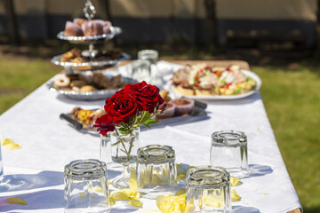 Gartneparty mit roter Rose auf dem Tisch