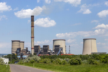 Fototapeta na wymiar Kohlekraftwerk mit Schornstein und Kühlturm