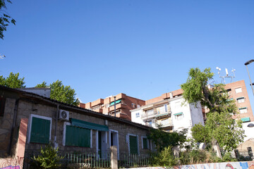 Fototapeta na wymiar View of low houses of a village in madrid called San Martin de Valdeiglesias