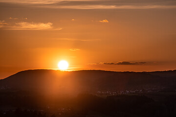 Sonnenuntergang mit orangenem Himmel