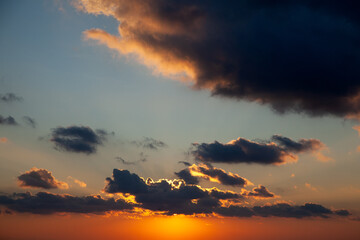 Bewölkter Himmel bei Sonnenuntergang