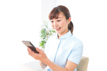 デスクワークをする看護師
