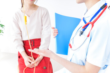病院で診察を受ける患者とナース