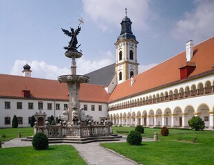 austria, reichersberg am inn, augustinian canons' monastery, reichersberg, augustinian, canons' monastery, canons, monastery, building complex, church, courtyard, fountain, outside, 