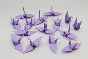 折り紙で作った紫色のツル