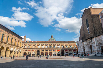 Fototapeta na wymiar The beautiful Maggiore Square in Bologna