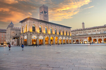 Fototapeta premium The beautiful Maggiore Square in Bologna illuminated at sunset