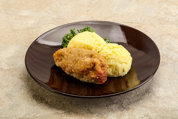 Crispy chicken cutlet with mashed potato