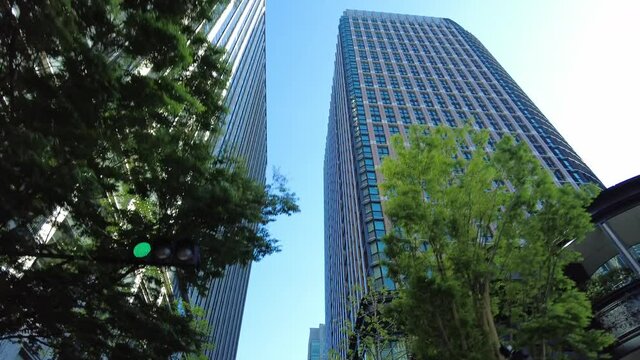 東京ドライブ車窓　ビジネス街　丸の内仲通り　車窓から高層ビルを見上げる