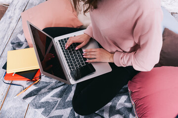 Naklejka premium Crop freelancer using laptop for work