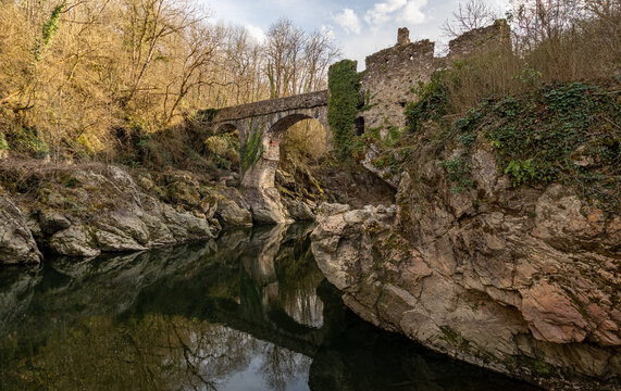 Pont du diable en Ari&egrave;ge, Occitanie et son reflet, reflection of a devil's bridge