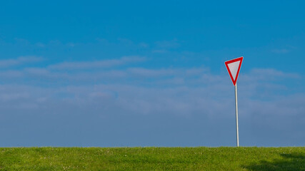 Vorfahrt achten, Stra&szlig;enschild auf freiem Feld