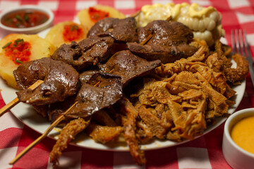 anticuchos de corazón con rachi, comida peruana