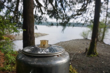 Alte Kaffee Kanne am See in Canada