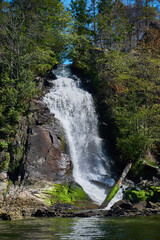Kleiner Wasserfall in Canada am Meer