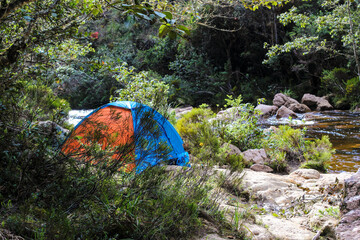 día de campo a lado del río, acampando en una carpa