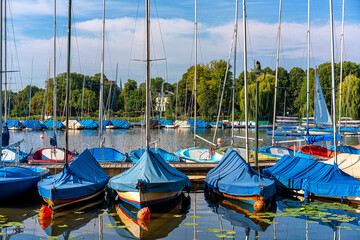 kleine Segelboote auf der Alster in Hamburg