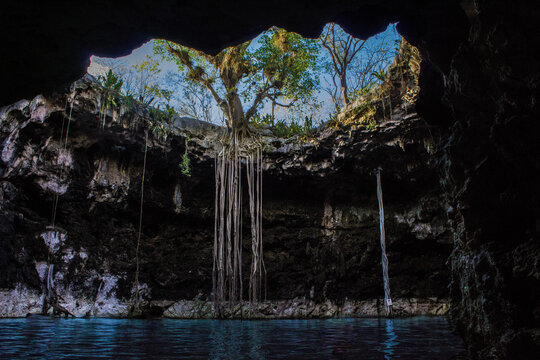 cenotes de la pen&iacute;nsula de Yucat&aacute;n en M&eacute;xico, hacienda Santa B&aacute;rbara, aguas subterr&aacute;neas. 