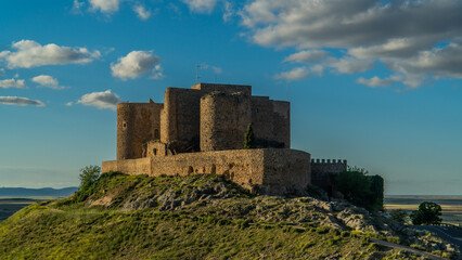 Castillo antiguo en lo alto de una colina 