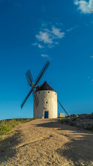 molino de viento antiguo en medio de una camino de tierra,  gran cantidad de cielo por encima de un molino en Toledo 