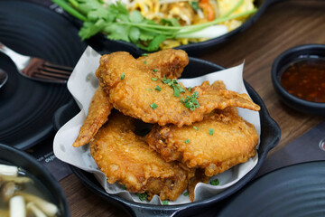 Crispy fried chicken is very appetizing.