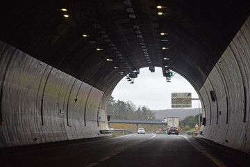 Au volant dans un tunnel routier.