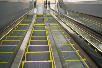 Escalator step outside shopping mall isolated - エスカレーター	