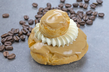 religieuse au café isolé sur une table