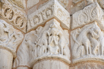 Chapiteaux historiés de Notre-Dame la Grande à Poitiers, France