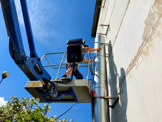 installation of a heating chimney along the wall