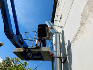 installation of a heating chimney along the wall
